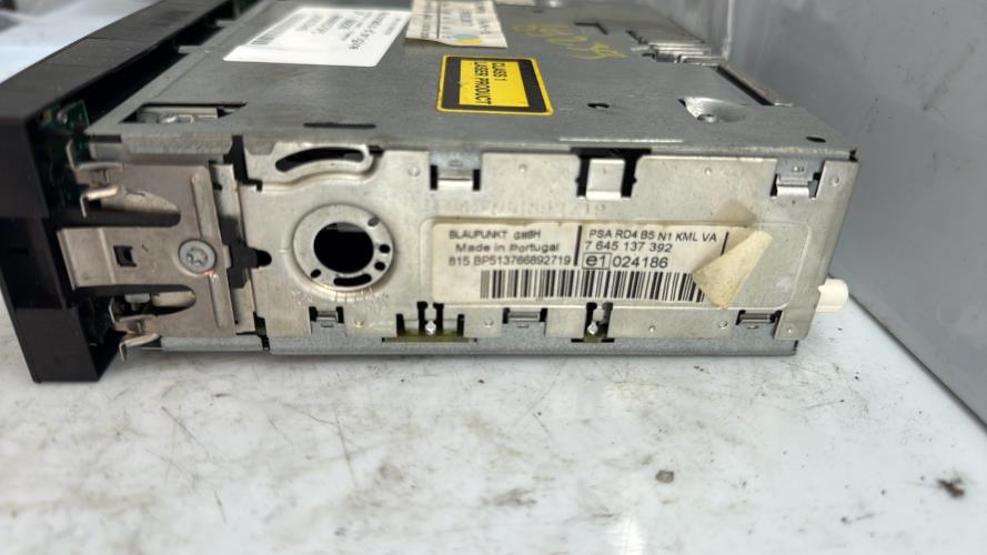 554751-Autoradio-dorigine-CITROEN-C4-1-PHASE-1-Essence-image-3 554751 Autoradio dorigine CITROEN C4 1 PHASE 1 Essence image 3 1 Autoradio CITROEN C4 1 PHASE 1 d'origine - 2006 - Occasion Code Autoradio